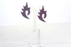 Clous flamme violette métallique – forme originale et audacieuse / Paarse metallic vlam oorstekers – uniek en krachtig / Purple metallic flame stud earrings – edgy and creative