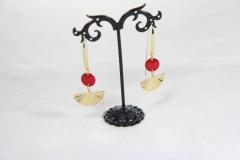 Boucles dorées éventail et sequins rouges – esprit festif et bohème chic / Gouden waaieroorbellen met rode pailletten – feestelijk en boho / Gold fan earrings with red sequins – festive & bohemian charm