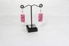 Boucles argentées rectangles fuchsia à paillettes – look affirmé / Zilveren rechthoekige oorbellen met fuchsia glitter – opvallend / Silver rectangular fuchsia glitter earrings – bold and bright