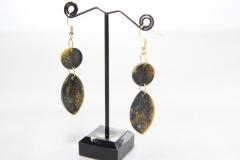 Boucles longues dorées noires pailletées – contraste chic et moderne / Lange gouden oorbellen met zwarte glitter – modern en stijlvol / Long black and gold glitter earrings – bold and chic contrast