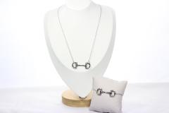 Parure collier et bracelet argenté – pendentif mors de cheval raffiné / Set ketting & armband met paardenbit hanger – elegant en origineel / Silver necklace and bracelet set – horse bit charm, equestrian chic
