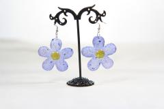 Boucles d’oreilles fleurs mauves à paillettes – monture argentée fantaisie / Paarse glitter bloemoorbellen met zilverkleurige basis / Mauve glitter flower earrings – silver-tone setting, playful & bold