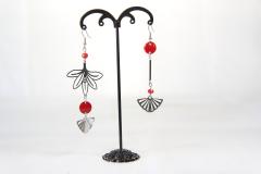 Boucles d’oreilles dépareillées – fleur + losange rouge pailleté / Asymmetrische oorbellen – bloem en rode pailletten ruit / Mismatched earrings – silver flower and red sequin diamond shapes