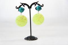 Puces turquoise et rond jaune fluo – boucles acidulées et festives / Turkoois met neon gele glitter rond – speelse oorstekers / Turquoise & neon yellow stud earrings – sparkly & fun party accessory