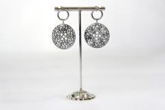 Boucles cercles argentés texturés – finition mate et graphique / Zilveren oorbellen met cirkel en textuur – grafisch en mat / Matte silver textured circle earrings – minimalist & graphic