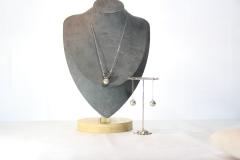 Parure argentée collier et boucles d’oreilles – billes multiples sur chaîne fine / Zilverkleurige set met ketting en oorbellen – fijne ketting met kralen / Silver jewelry set – fine chain necklace + earrings with multiple beads