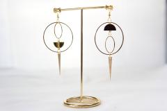 Boucles d’oreilles dorées asymétriques – cercle et triangle, design géométrique / Asymmetrische oorbellen in goud – cirkel en driehoek, geometrisch / Gold asymmetric earrings – circle & triangle, geometric style