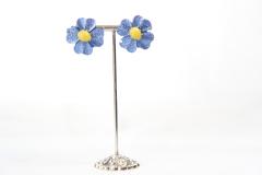 Puces d’oreilles fleurs bleues pailletées – touche colorée et fun / Glinsterende blauwe bloemenoorstekers – kleurrijk en speels / Glittery blue flower stud earrings – fun and bright accessory