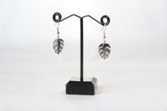 Boucles d’oreilles argentées motif feuille – inspiration végétale / Zilveren oorbellen met bladmotief – botanische stijl / Silver leaf-shaped earrings – nature-inspired botanical design