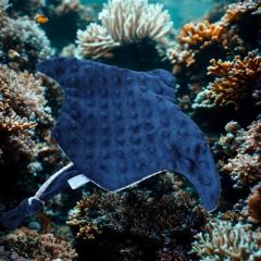 Doudou Raie Manta pour bébé – jouet doudou fait main, compagnon marin tendre et original, conçu pour réconforter et apaiser / Handgemaakte manta-knuffel – zachte troostknuffel voor baby / Handmade manta ray soft toy – artisanal comforter for babies, ocean inspired