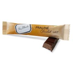 Bâton chocolat au lait fourré praliné – gourmandise belge fondante / Melkchocolade praline stick – zachte Belgische lekkernij / Milk chocolate praline stick – creamy Belgian delight