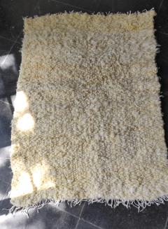 Tapis en laine brute locale – création artisanale 90x120 cm, confort naturel et rustique / Tapijt in lokale ruwe wol – ambachtelijke creatie 90x120 cm, natuurlijk en rustiek / Rug in local raw wool – handmade 90x120 cm, natural rustic comfort