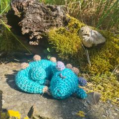 Bébé dragon endormi fait main au crochet – décoration artisanale magique, pièce unique / Slaapende baby draak handgemaakt in haakwerk – magische ambachtelijke decoratie / Handmade sleeping baby dragon crochet – magical artisan decoration, unique piece