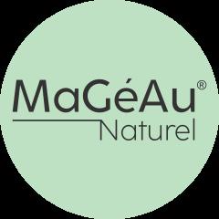 Logo vert de MaGéAu Naturel Skincare, marque belge fondée par Géraldine Poukens. Cosmétiques clean, cruelty-free et locaux – beauté naturelle, éthique et efficace. MaGéAu Naturel logo – Belgische natuurlijke verzorging, duurzaam en vegan. MaGéAu Naturel logo – Belgian natural skincare brand, ethical & eco-friendly.