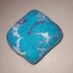 Savon artisanal zéro déchet entouré de laine feutrée – soin écologique et original / Ambachtelijke zeep zonder afval, omhuld met viltwol – ecologische en originele verzorging / Handmade zero waste soap wrapped in felted wool – eco-friendly unique skincare