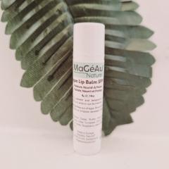Baume à lèvres SPF30 MaGéAu Naturel – hydratation bio avec protection UV, mise en scène botanique / Lippenbalsem SPF30 MaGéAu Naturel – bio hydratatie met UV-bescherming, botanische setting / MaGéAu Naturel SPF30 lip balm – organic hydration with UV protection, botanical scene