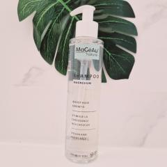 Shampoing magnésium MaGéAu Naturel – soin cheveux fortifiant et hydratant, mise en scène végétale / Magnesium shampoo MaGéAu Naturel – versterkende en hydraterende haarverzorging, groene setting / MaGéAu Naturel magnesium shampoo – strengthening and hydrating haircare, green setting