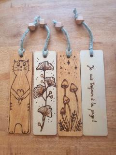 Marque-pages en bois pyrogravés avec dessins – accessoires uniques pour lecteurs / Houten bladwijzers met gegraveerde tekeningen – unieke leesaccessoires / Engraved wood bookmarks with illustrations – unique reading accessories