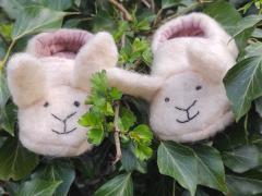 Chaussons bébé en fibres naturelles – lapins feutrés à la main avec laine belge, confort maximal et douceur pour les petits pieds / Babyslofjes konijnen – lokaal gevilte wol, handgemaakt en super zacht voor babyvoetjes / Felted wool baby slippers – bunny design, handcrafted in Belgium with local wool, eco-responsible and cozy