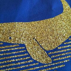 Détail flocage paillettes dorées – cabas unique et éthique par Atelier Pipo – idéal cadeau original / Gouden glitterdetail op tas – sprankelend Belgisch design / Close-up glitter whale – sparkling handmade tote from Atelier Pipo