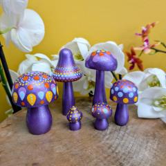 Champignons violets en Jesmonite – dot art fin et brillant / Paarse Jesmonite paddenstoelen – fijne en glanzende dotpainting / Purple Jesmonite mushrooms – fine and glossy dot art