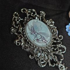 Broche vintage inspirée des contes – bijou fait main façon Art Nouveau – original et poétique / Retro sprookjesbroche – handgemaakt sieraad met art nouveau inspiratie / Fairy-tale inspired brooch – handmade vintage style, Art Nouveau look