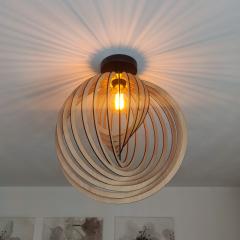 Suspension spirale en bois clair – design artisanal et chaleureux – pièce maîtresse éco-responsable pour intérieur naturel ou scandinave / Houten spiraallamp – warme en handgemaakte verlichting door Ilodecor – perfect voor een gezellig interieur / Wooden spiral pendant light – handmade by Ilodecor – cozy, warm design for natural home ambiance