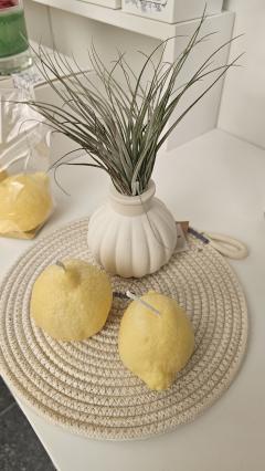 Bougies artisanales citrons – esprit Dolce Vita, cire de soja naturelle et déco solaire | L’Atelier de Lynie / Handgemaakte citroenkaarsen – Dolce Vita sfeer, natuurlijke sojawas en zonnige decoratie | Atelier de Lynie / Handmade lemon candles – Dolce Vita vibe, natural soy wax and sunny decoration | Atelier de Lynie