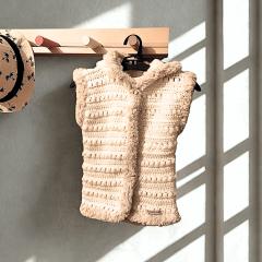 Gilet crochet artisanal – capuche intégrée, confection douce et soignée / Ambachtelijk gehaakt gilet – met kap, zacht en netjes afgewerkt / Handmade crochet cardigan – with hood, soft and neatly finished