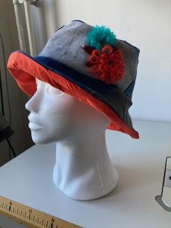 Bob en jeans upcyclé, doublé tissu fleuri – création unique, style casual et conscience écoresponsable – mode artisanale belge / Upcycled denim bob met bloemenstof – ambachtelijk en origineel – lokaal en ecologisch / Upcycled denim bucket hat with floral lining – handmade, eco-friendly and one-of-a-kind