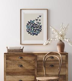 Affiche papillons en vol – illustration naturaliste et douce dessinée à la main – déco murale artisanale belge / Vlinderposter – handgemaakt en dromerig – kunst voor natuur- en designliefhebbers / Butterflies in flight print – hand-drawn and poetic – Belgian wall decor by Maison Paula