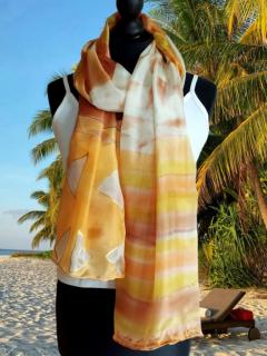 Étole en pure soie peinte à la main – tons orangés et dorés – modèle unique Selkis, fluide et lumineux – artisanat d’exception belge / Handgeschilderde zijden sjaal – oranje & goudtinten – uniek stuk van Selkis / Hand-painted silk stole – warm orange tones – unique fluid creation by Selkis