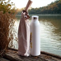 Trousse réversible pour gourde, décor naturel au bord de l’eau, tissu artisanal / Omkeerbare flessenhoes, natuurlijke setting aan het water, handgemaakt textiel / Reversible water bottle pouch, natural setting by the water, handmade fabric