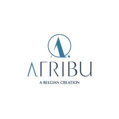 Logo de Atribu by Astrid, marque belge fondée par Astrid, finaliste de Cousu Main (M6). Créations textiles personnalisées, cadeaux faits main pour toute la famille – shop smart, shop local sur Wimzzi.com. Atribu by Astrid logo – Belgisch handgemaakt textiel, gepersonaliseerde geschenken, shop local. Atribu by Astrid logo – handmade Belgian fashion & gifts, personalized and sustainable – shop smart, shop local.