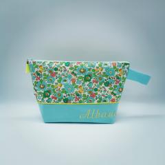 Trousse de toilette en tissu Liberty – création artisanale personnalisable avec prénom – motif Flower Power coloré et joyeux / Gepersonaliseerde toilettas in Liberty-stof – artisanale creatie met naam – vrolijk Flower Power motief / Personalized toiletry bag in Liberty fabric – handmade with name – colorful and joyful Flower Power pattern
