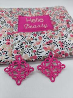 Boucles d’oreilles brodées main en rose fuchsia – création légère, féminine et anti-allergie – accessoire fait main unique et tendance / Handgeborduurde fuchsia oorbellen – licht, vrouwelijk en anti-allergisch – uniek handgemaakt accessoire / Hand-embroidered fuchsia earrings – lightweight and hypoallergenic – unique and trendy handmade piece