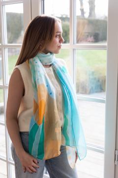 Foulard en soie peint main Selkis – nuances pastel bleu ciel et jaune doux – idéal pour mariage, cérémonie ou cadeau unique / Zijde sjaal met zachte blauwe en gele tinten – handgeschilderd door Selkis – ideaal voor feest of geschenk / Hand-painted silk scarf by Selkis – soft blue and yellow tones – perfect for weddings or gifting