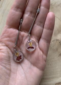 Boucles d’oreilles Danseuses artisanales – inclusion de fleurs séchées dans un anneau fin – élégance naturelle signée My Colors Créations / Oorbellen met gedroogde bloemen – elegante en lichte creatie – handgemaakt in de Ardennen / Delicate handmade earrings with real dried flowers – lightweight and nature-inspired