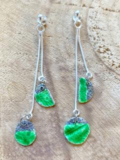 Boucles asymétriques Funky Pop – nuances prune et vert émeraude – bijou poétique fait main en Belgique avec poudre de cristal et fleurs / Asymmetrische oorbellen – handgemaakt met planten en fonkelende kleuren / Asymmetrical earrings – emerald green and purple – botanical, handmade piece