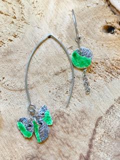 Boucles asymétriques Funky Pop portées – éclat solaire et douceur florale – bijou fait main avec amour par Myriam dans son atelier / Funky Pop oorbel gedragen – zongeel en zacht paars – Belgische maker / Handmade Funky Pop earrings – worn style – lilac and yellow mix