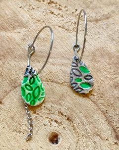 Boucles Funky Pop poétiques – duo bleu et rose poudré – élégance artisanale inspirée de la nature – made in Ardennes / Funky Pop oorbellen in pastelblauw en roze – Belgische creatie met bloemen / Funky Pop earrings – light blue & soft pink – nature-inspired gift