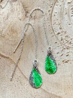 Funky Pop asymétriques – portées en duo lumineux – création artisanale de My Colors – fleurs séchées et pigments naturels / Funky Pop oorbellen gedragen – handgemaakt met natuurlijke kleur en bloem / Funky Pop earrings – worn duo – vibrant botanical jewelry handmade in Belgium