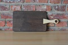 Planche apéro carrée rustique avec prise évidée – bois sombre et noble / Vierkante plank met uitgesneden handvat – robuust en chic / Rustic square board with cut-out handle – bold wood elegance