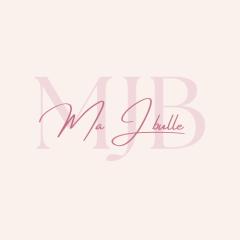Logo Ma J Bulle – marque belge de bijoux artisanaux créés par Jessica Peeters. Symbolise un univers doux, féminin et coloré, où chaque bijou est fait main avec passion. Handmade jewelry brand from Belgium / Belgisch handgemaakt sieradenmerk, authentiek en emotioneel.