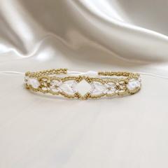 Chaînette de cheville perles nacrées et dorées – finition douce, idéale été / Enkelbandje met pareltjes en goud – subtiel en zomers / Gold and pearl ankle bracelet – soft tones, perfect for sunny days