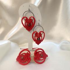 Boucles d’oreilles triple cœurs rouges – bijou unique, déclaration d’amour artisanale / Drievoudige hartjes oorbellen – liefdevol en uniek / Triple red heart earrings – artisanal and romantic statement