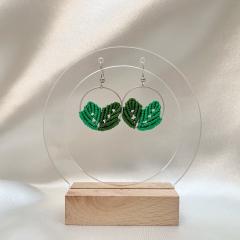 Boucles d’oreilles feuilles vertes faites main – look nature, perles artisanales uniques / Handgemaakte oorbellen in groene bladvorm – unieke artisanale sieraden / Handmade green leaf earrings – unique artisanal nature-inspired jewelry