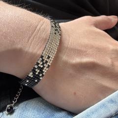 Bracelet tissé noir et or, fait main en Belgique – un bijou fin et tendance à offrir sans hésiter / Zwart-gouden geweven armband, handgemaakt in België – stijlvol en perfect als cadeau / Handmade black and gold woven bracelet – trendy and meaningful gift made in Belgium