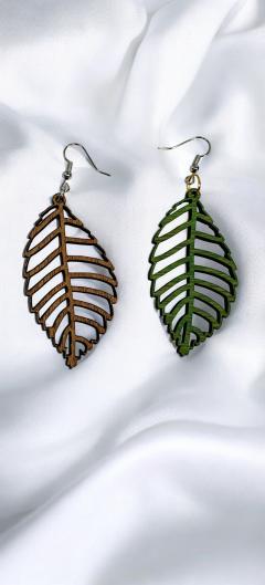 Boucles d’oreilles feuille en bois avec détails verts – bijou nature pour femme, cadeau éco-tendance / Houten oorbellen met bladmotief – groen accent, milieubewust en trendy / Leaf wooden earrings with green accent – sustainable, trendy nature-inspired jewelry