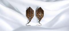 Boucles pendantes longues en bois – design original belge, éthique, sculptural et captivant / Lange houten oorbellen – Belgisch ontwerp, milieuvriendelijk en opvallend / Long wooden earrings – bold artisan shape, sustainable and stylish
